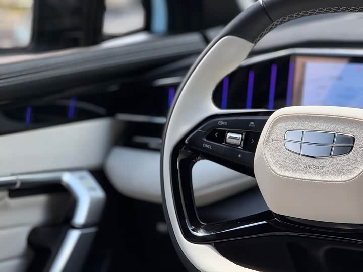 Фото 14 - Geely Atlas L