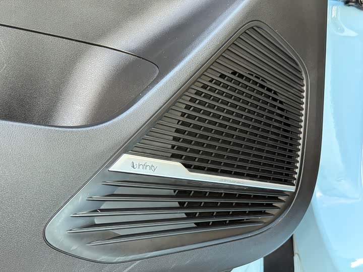 Фото 15 - Geely Atlas L