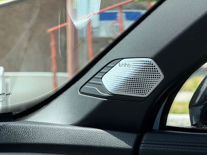 Фото 16 - Geely Atlas L