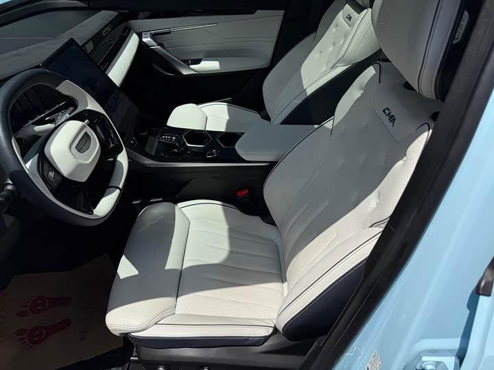 Фото 18 - Geely Atlas L