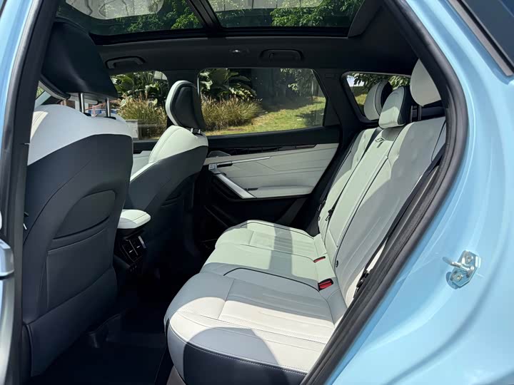 Фото 19 - Geely Atlas L