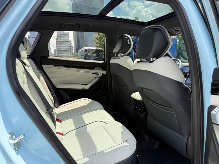 Фото 21 - Geely Atlas L