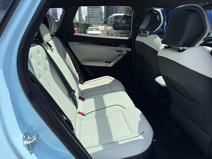 Фото 22 - Geely Atlas L