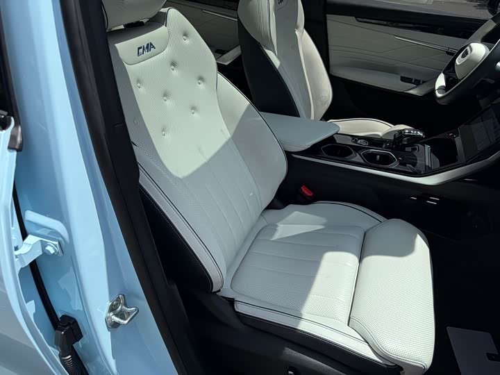 Фото 30 - Geely Atlas L