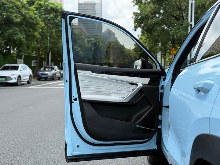 Фото 6 - Geely Atlas L