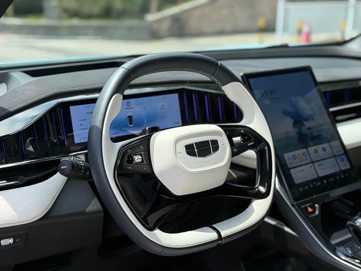 Фото 8 - Geely Atlas L