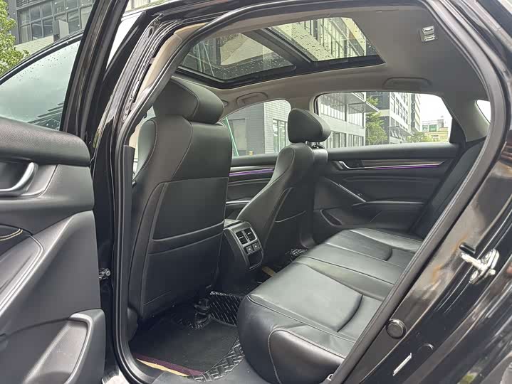 Фото 8 - Honda Accord