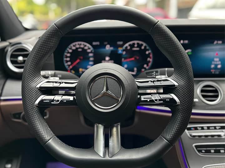 Фото 13 - Mercedes-Benz E-Class