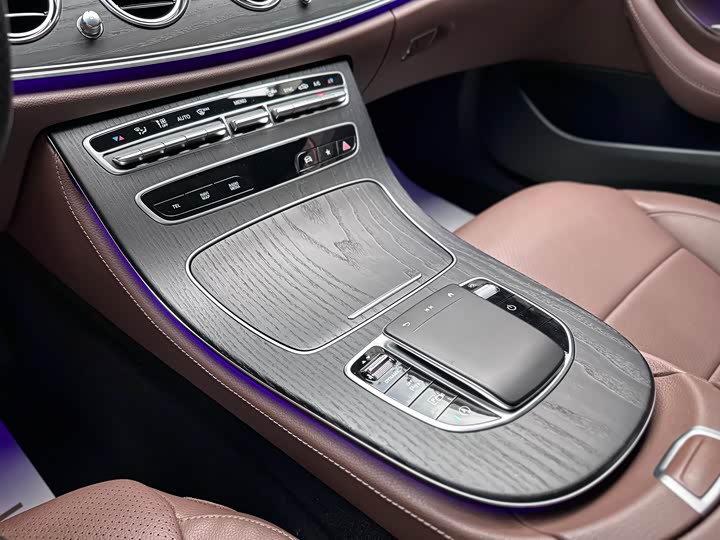 Фото 16 - Mercedes-Benz E-Class