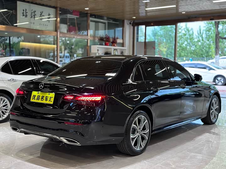 Фото 4 - Mercedes-Benz E-Class