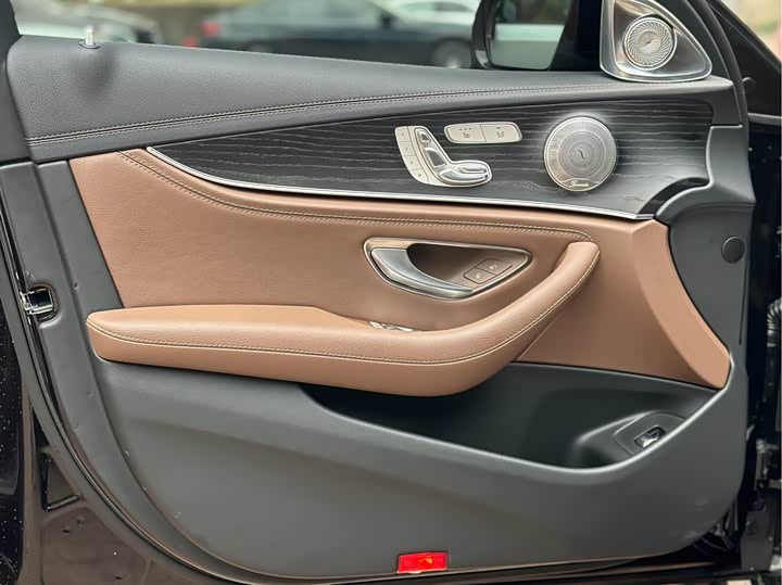 Фото 9 - Mercedes-Benz E-Class