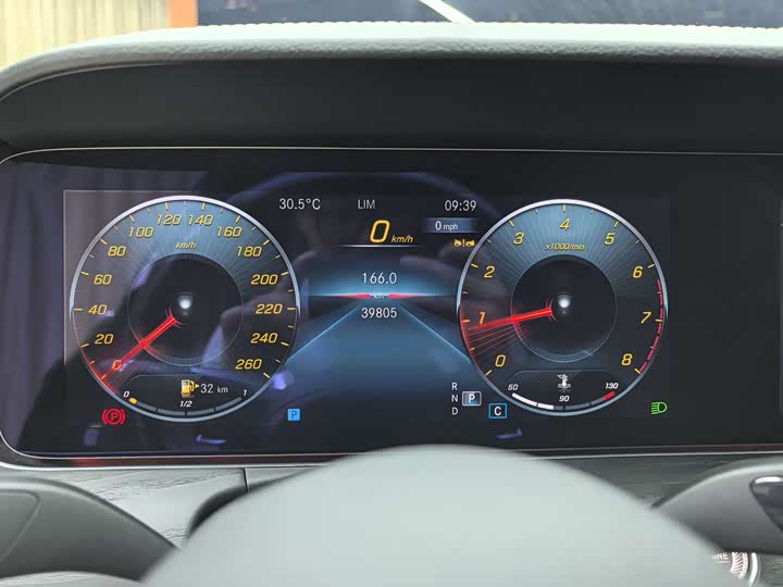 Фото 11 - Mercedes-Benz E-Class