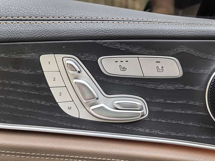 Фото 14 - Mercedes-Benz E-Class