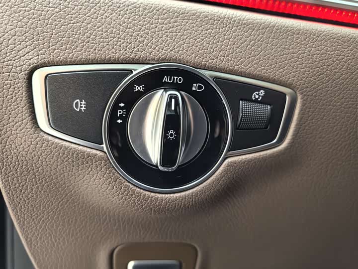 Фото 15 - Mercedes-Benz E-Class