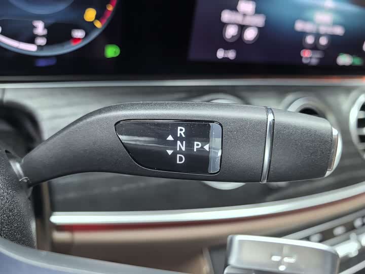 Фото 17 - Mercedes-Benz E-Class