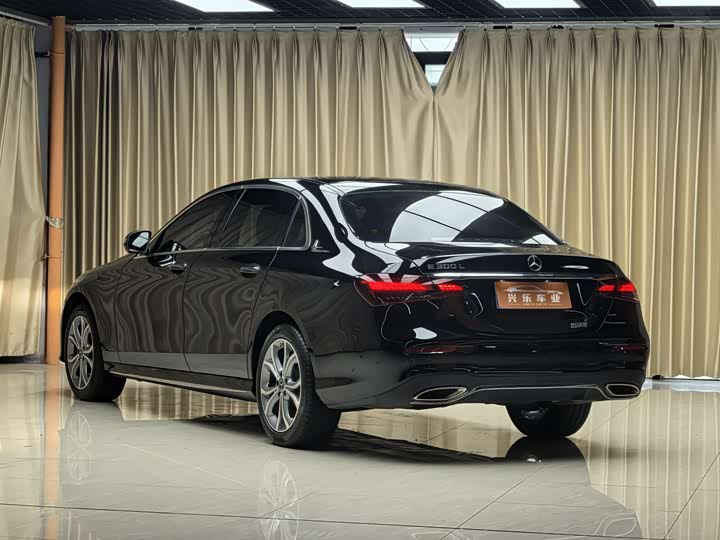 Фото 18 - Mercedes-Benz E-Class