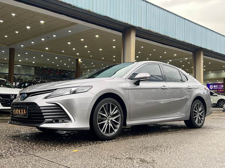 Фото 1 - Toyota Camry