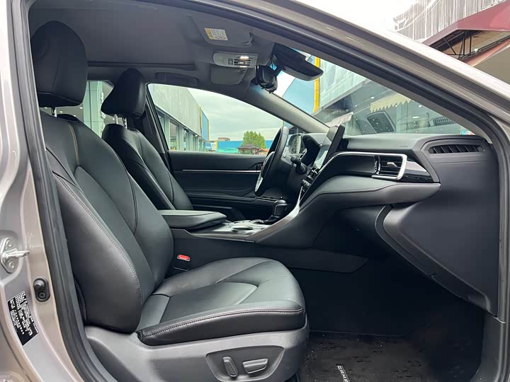 Фото 10 - Toyota Camry