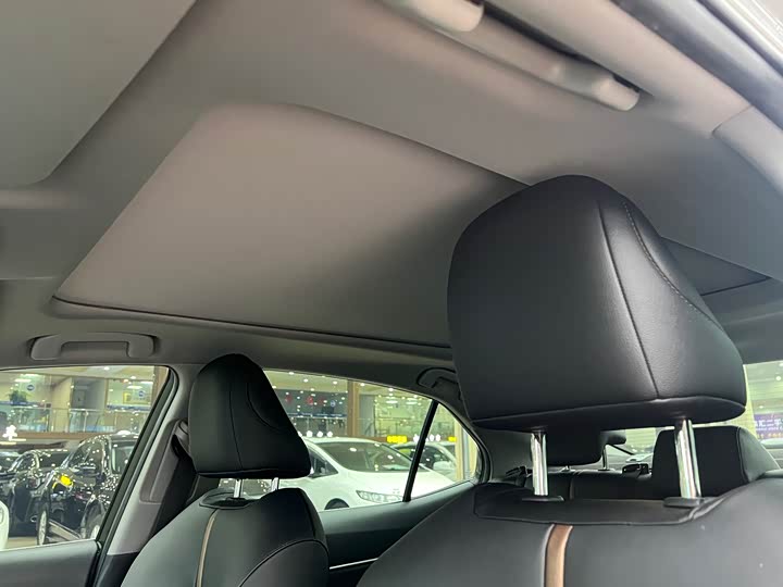 Фото 12 - Toyota Camry