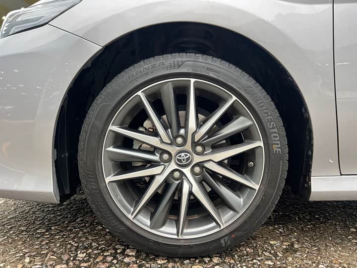 Фото 13 - Toyota Camry