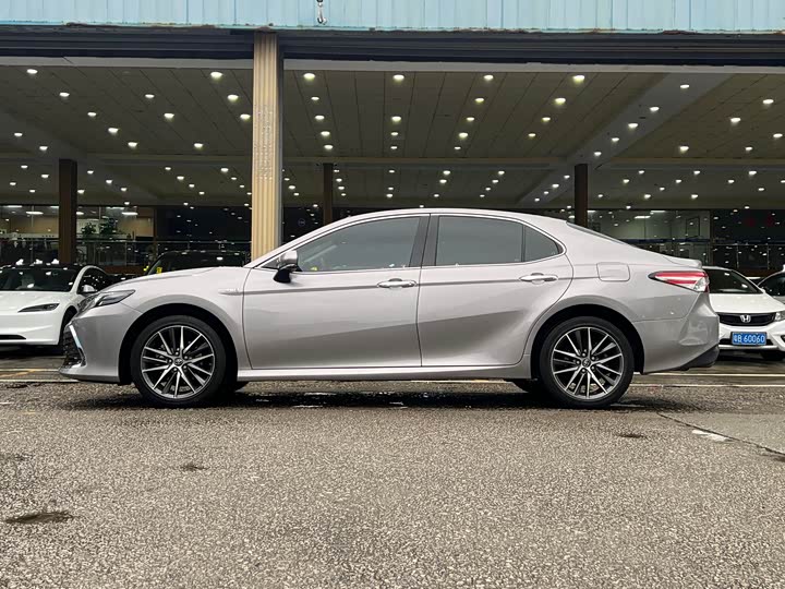 Фото 16 - Toyota Camry