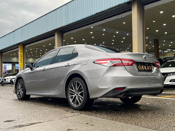 Фото 17 - Toyota Camry