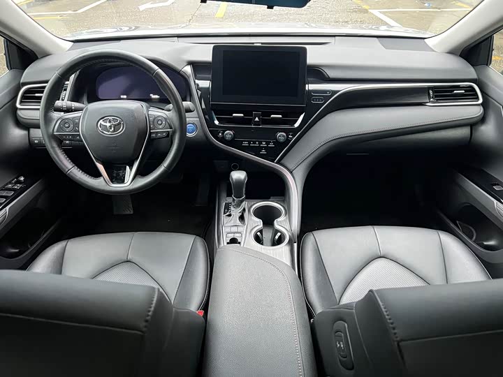 Фото 6 - Toyota Camry