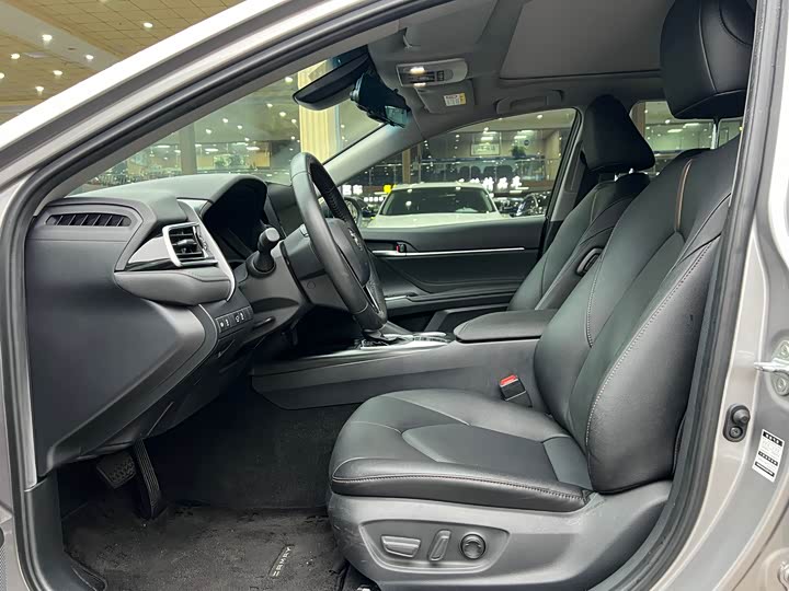 Фото 7 - Toyota Camry