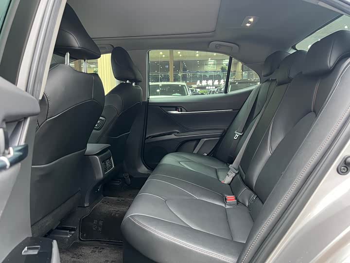 Фото 8 - Toyota Camry