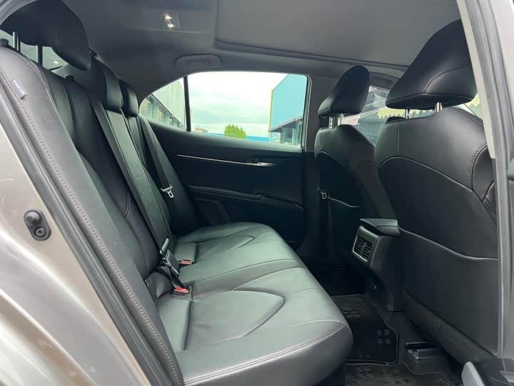 Фото 9 - Toyota Camry