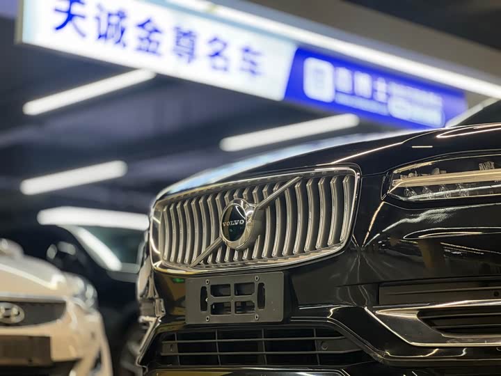 Фото 24 - Volvo XC90