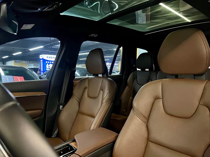 Фото 8 - Volvo XC90