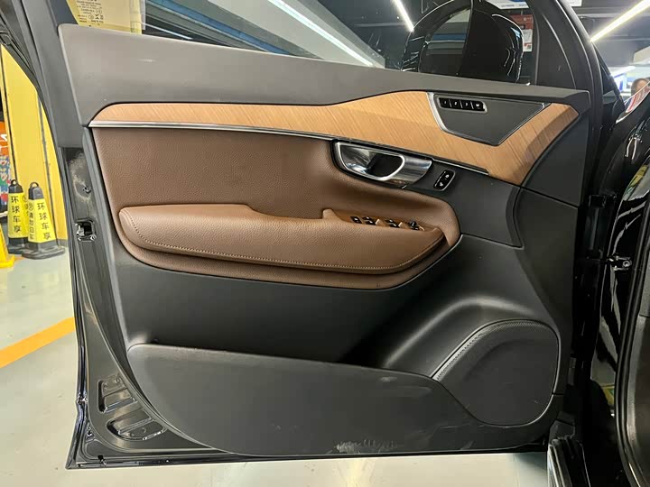 Фото 9 - Volvo XC90