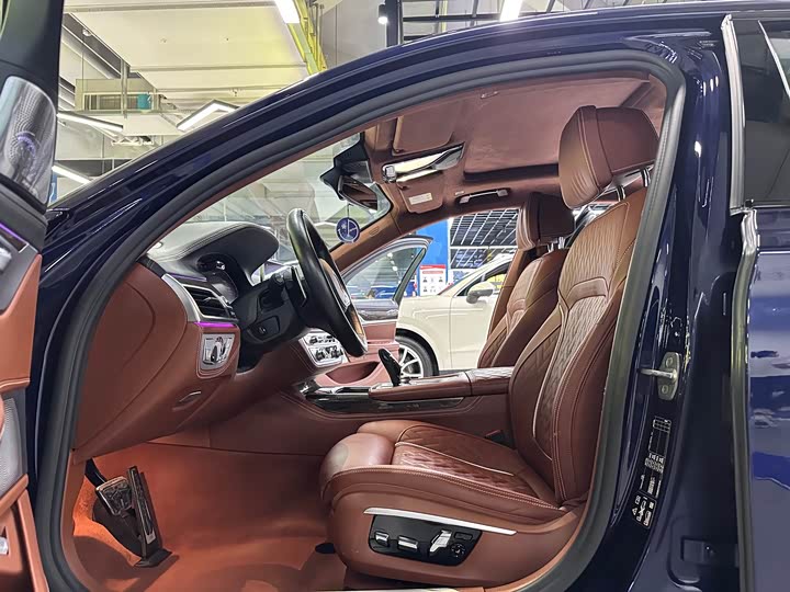 Фото 8 - BMW 7 Series