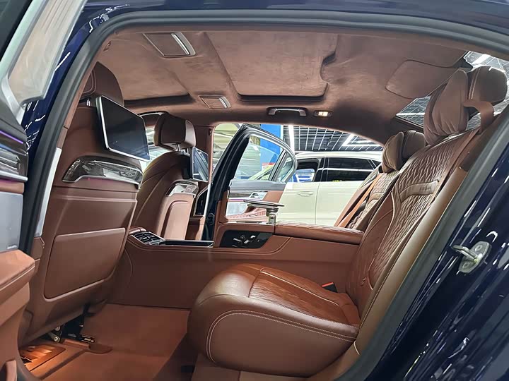 Фото 9 - BMW 7 Series