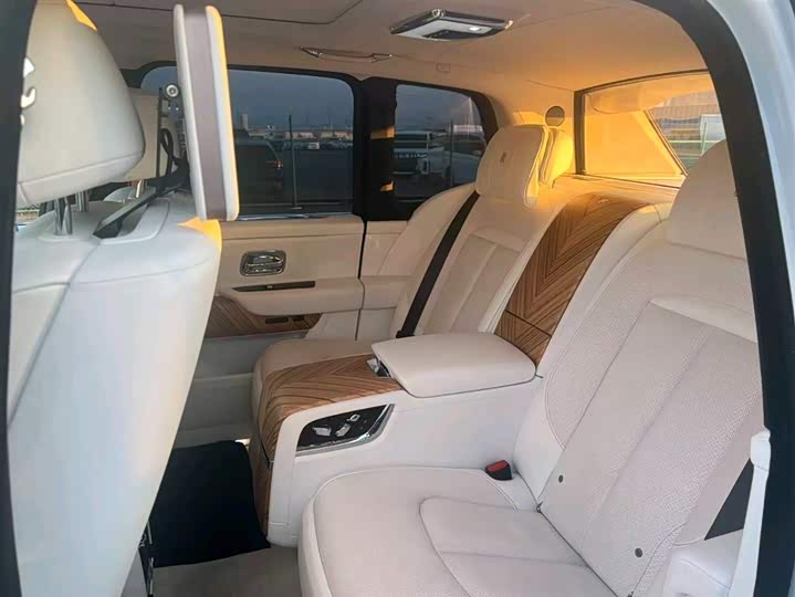 Фото 6 - Rolls-Royce Cullinan