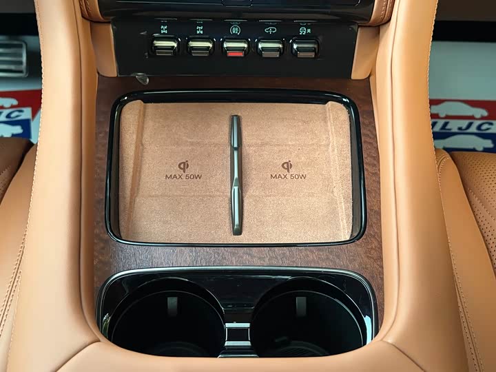 Фото 14 - BYD Yangwang U8