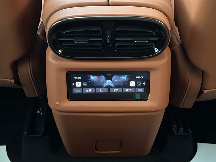 Фото 16 - BYD Yangwang U8