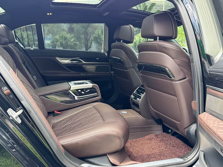 Фото 12 - BMW 7 Series