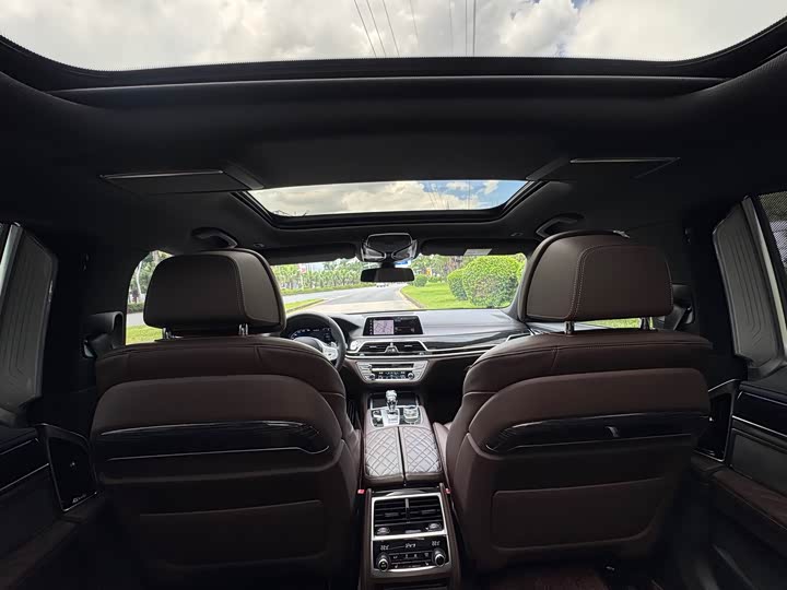 Фото 14 - BMW 7 Series