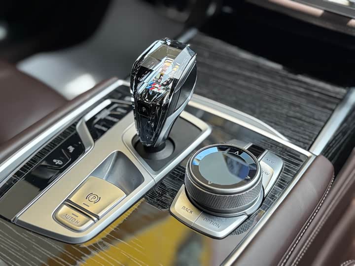 Фото 19 - BMW 7 Series