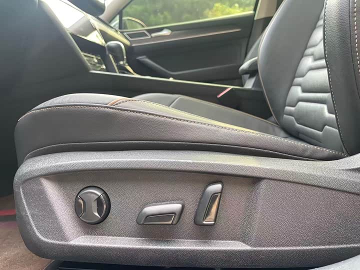 Фото 14 - Volkswagen Magotan