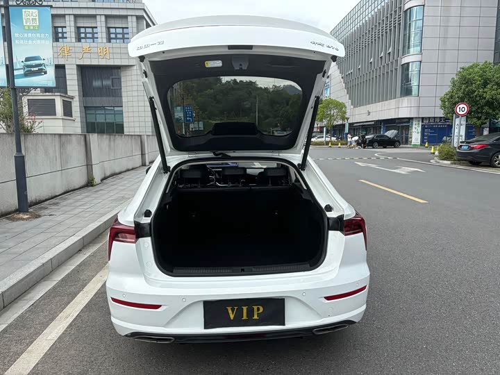 Фото 13 - Bestune B70