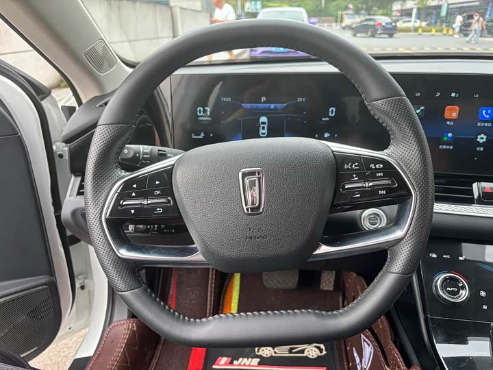 Фото 17 - Bestune B70