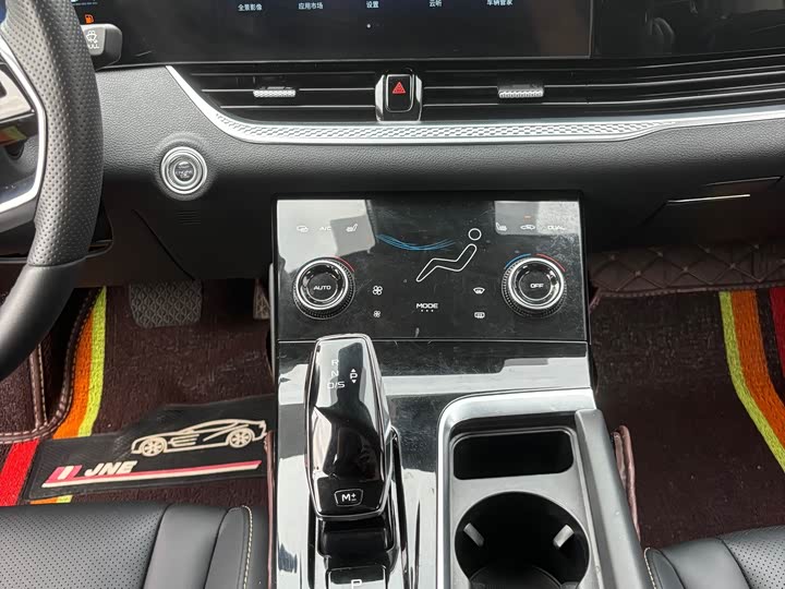 Фото 18 - Bestune B70