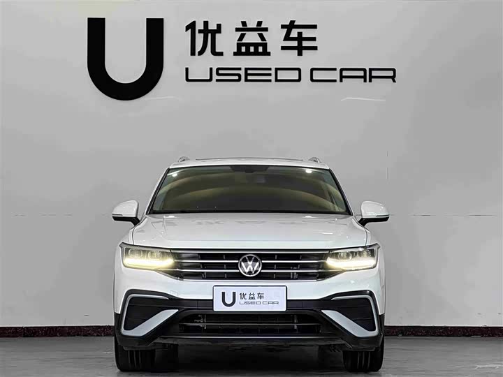 Фото 2 - Volkswagen Tiguan L Pro