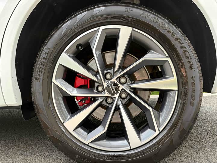 Фото 23 - Audi Q5L