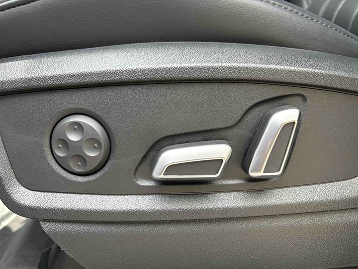 Фото 26 - Audi Q5L