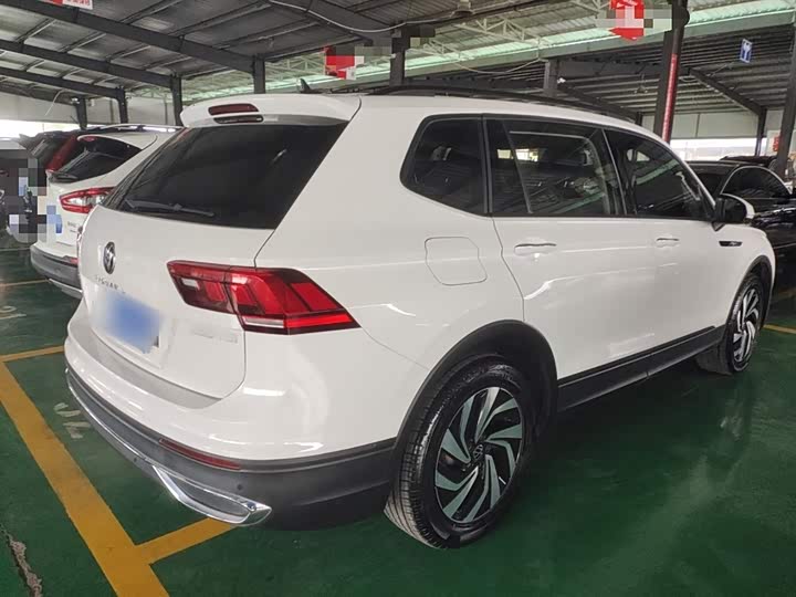 Фото 10 - Volkswagen Tiguan L Pro