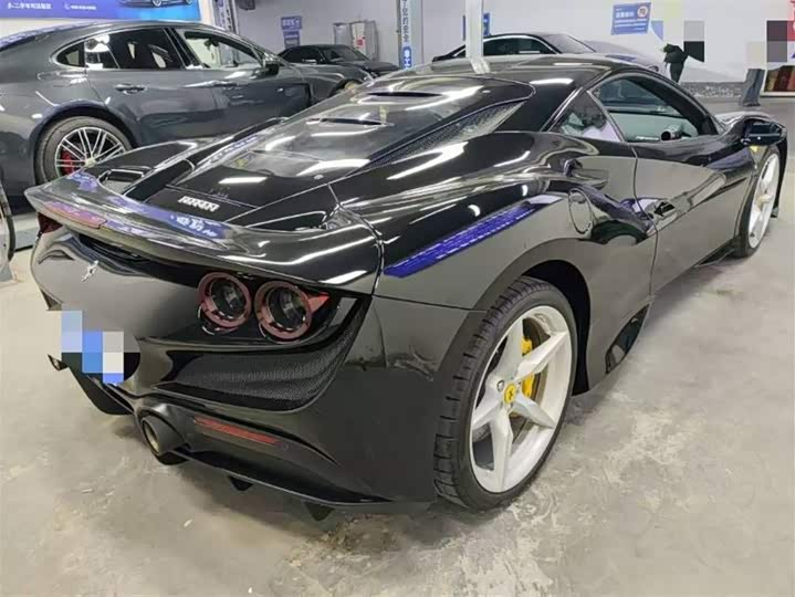 Фото 2 - Ferrari F8